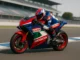 Honda RC213V 2025 MotoGP Castrol rouge bleu blanc en pleine action sur circuit, moto officielle Honda HRC