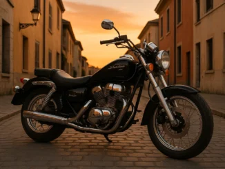 Honda Shadow 125 VT noire sur rue pavée au coucher du soleil, moto custom élégante aux chromes brillants, vue trois-quarts en France