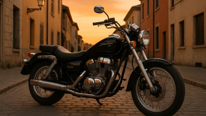 honda shadow 125 Honda Shadow 125 VT noire sur rue pavée au coucher du soleil, moto custom élégante aux chromes brillants, vue trois-quarts en France