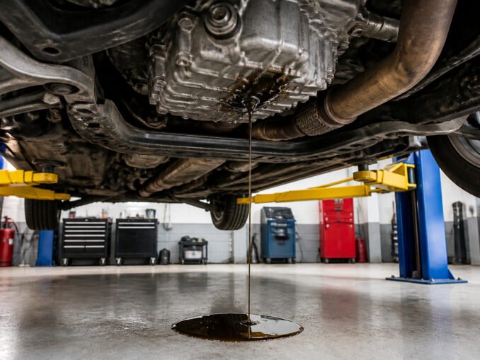 Fuite dhuile de transmission sous une voiture